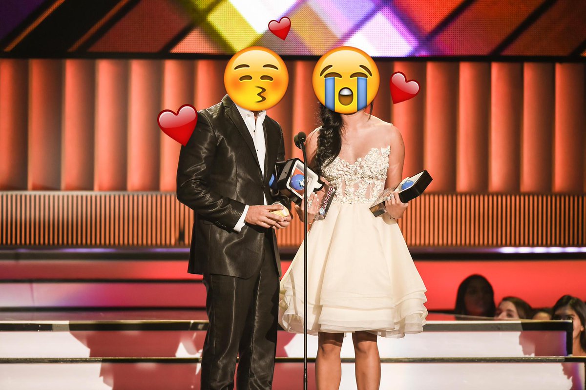 MONIKA_CME's tweet photo. @CHRISDELACAMPA y @ScarletGruber ganadores de #ParejaPerfecta y #ProtagonistasFavoritos @PremiosTuMundo #MundoEmoji http://t.co/iU6AslZlDn
