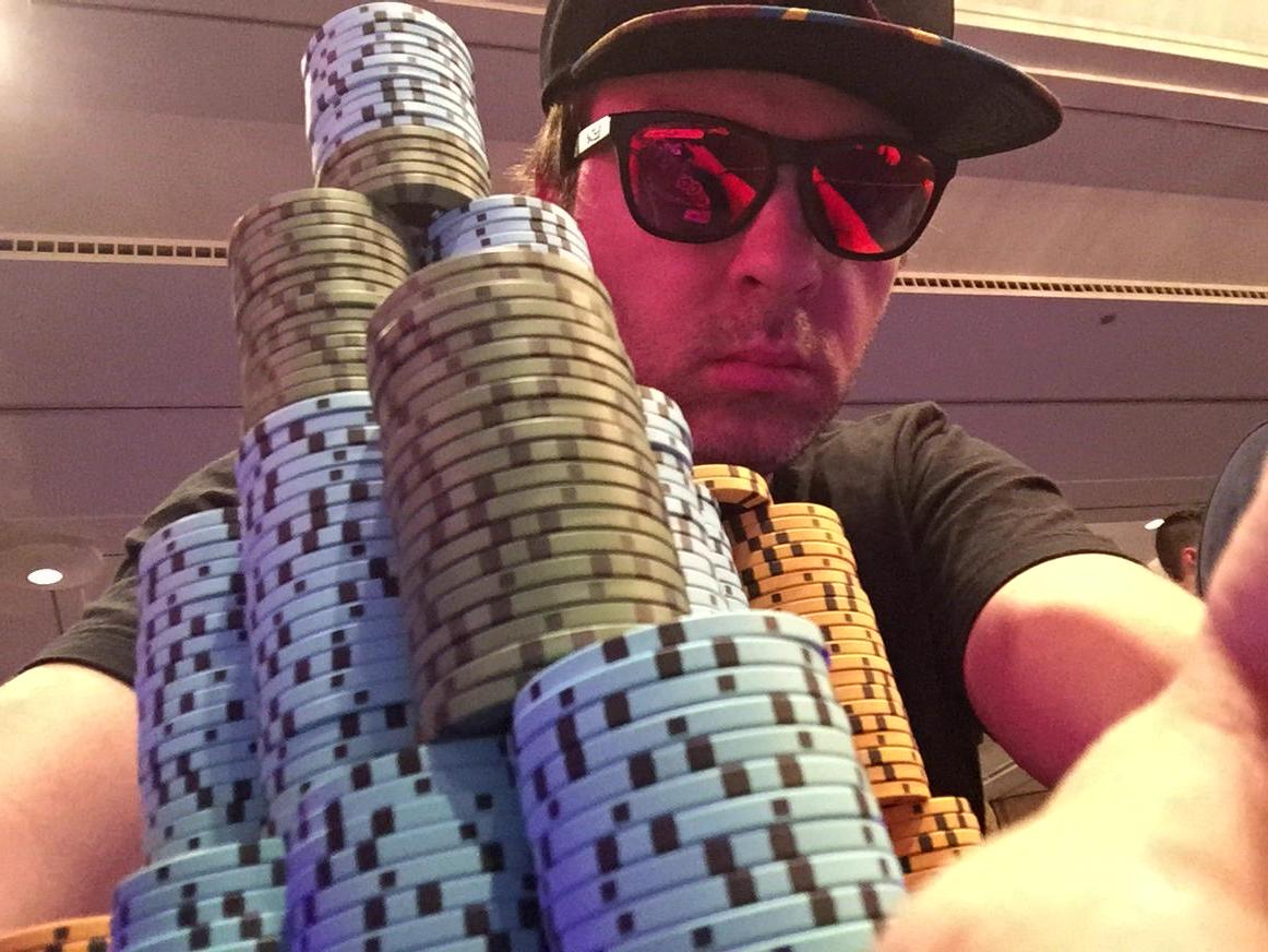 Fin del día 2! 2.5M en fichas. Hoy jugué lesionado, mañana ojalá esté al 100%😰