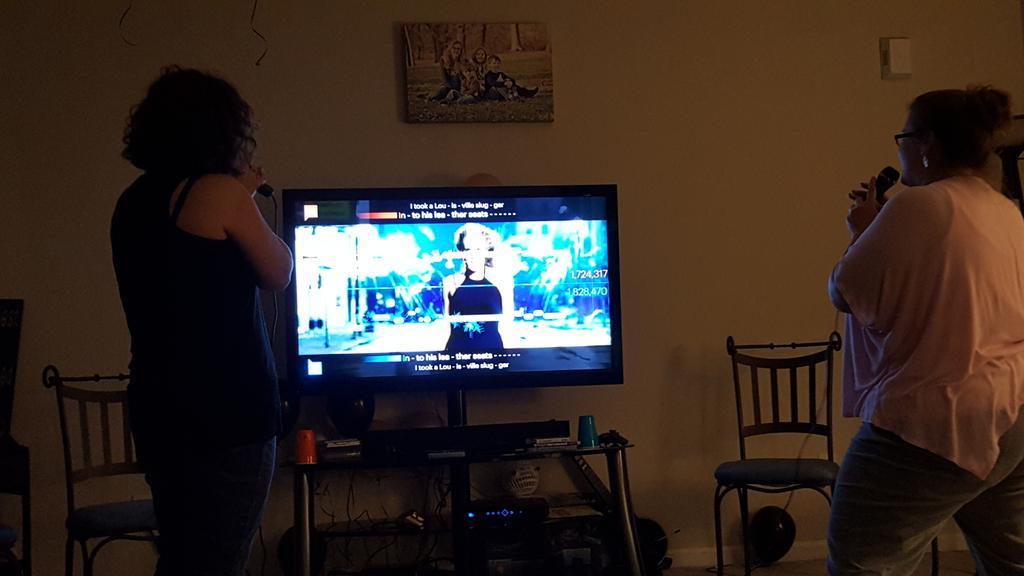 MikeSpearow13's tweet photo. @carrieunderwood Right now she's probably singing some white trash version of #carrieunderwood karaoke http://t.co/Y2hgCrT7Z1