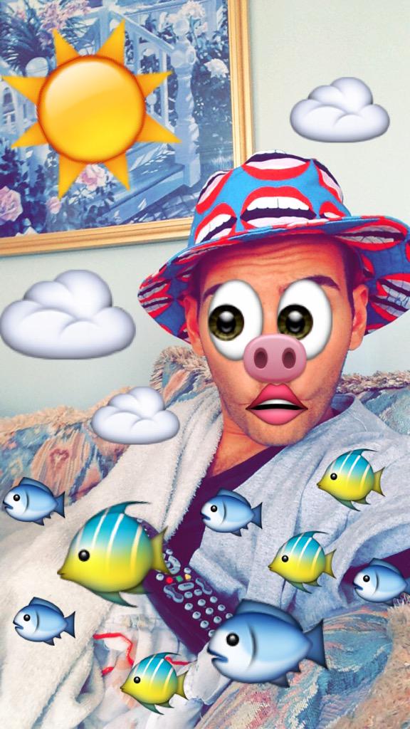 Love my new <a href="/HAYLEYELSAESSER/">HAYLEY ELSAESSER</a> hat!!😍😍 The Toronto pop up shop was amaze-ballz  👄💕
I WANT MORE😜💰💸