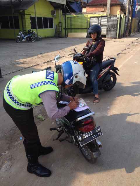 TMCPoldaMetro's tweet image. 09:18 Polri @restadepok lakukan penindakan Pemotor yg masih nekat lawan arus di sekitar Margo City Depok.