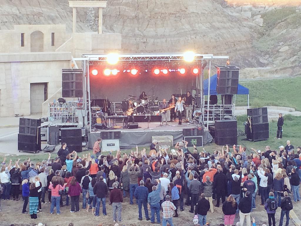 CBCCalgary's tweet photo. Tom Cochrane out with the crowd in #Drumheller #icontom15 #bigleagues http://t.co/5FD14wOJMb