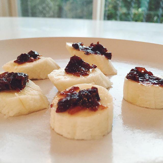 DaraStyle's tweet photo. #noexcuses #rawfood bananas topped w #rawjam water blended with dried apricots prunes and plums. 🍌 http://t.co/WJFFz9BewH