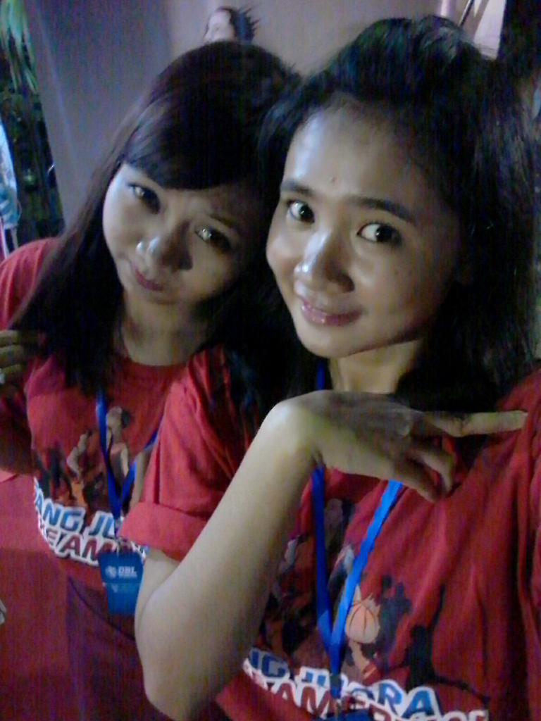 elynaelen's tweet photo. bersama kakak tercinta... 😚😘😙 http://t.co/H17I0zk0BT