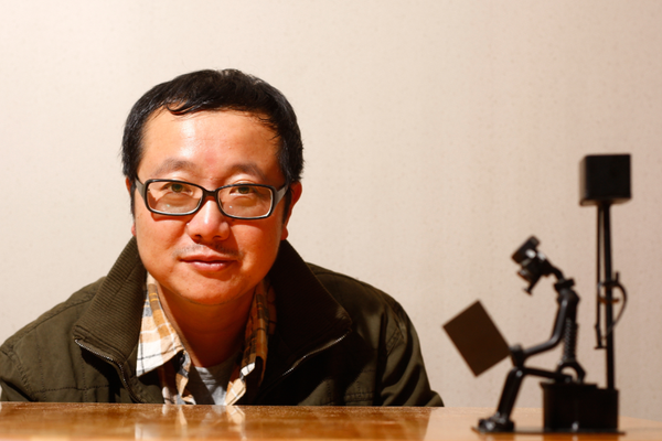nytchinese's tweet photo. 今日下午，中国作家刘慈欣凭借科幻小说《三体》获雨果奖最佳长篇故事奖。推荐阅读纽约时报中文网去年对刘慈欣的访谈文章：【刘慈欣：《三体》之后，再难兴奋】
http://t.co/pk0I004F2z http://t.co/odnPQ4unAP