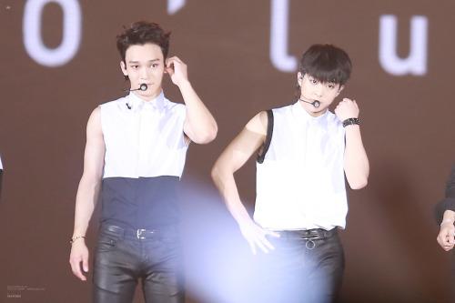 Faira_YoonSung's tweet photo. XiuCehn, rite?? "@SMTOWN_WORLD: [EXO Fantaken Update] die kronen | do not edit. http://t.co/P55TtWMVQY"