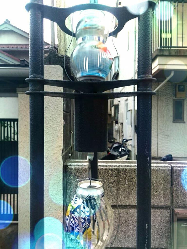 yaphoto_contest's tweet photo. 富士見台の商店街にはオブジェ付きのおしゃれな街路灯があります。何気なくいつものように商店街を歩いていたら…
カフェ・エ・キュイジーヌ前の街路灯にだけ、夏らしい飾りが!
風でくるくる回っていて涼しげなので撮ってみました✨#yaphoto http://t.co/o0HLd7jKSN