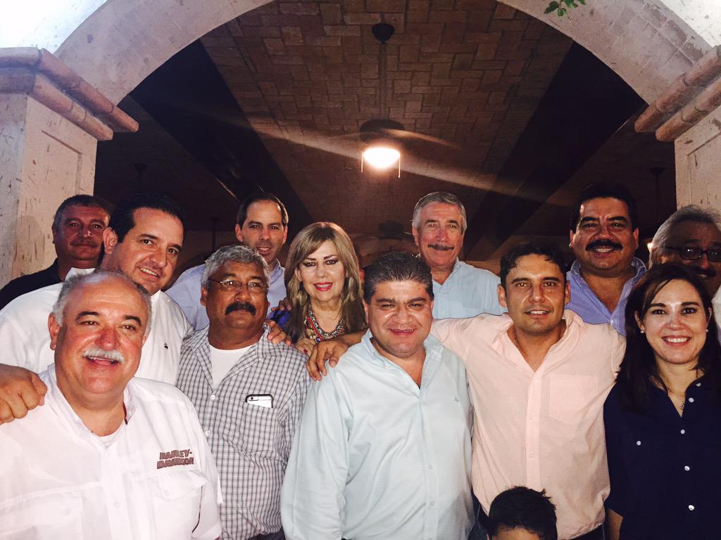 mrikelme's tweet photo. Saludando a mis amigos de #Coahuila en el cumpleaños de @antonionerio #Muzquiz http://t.co/UYKY1vjabz