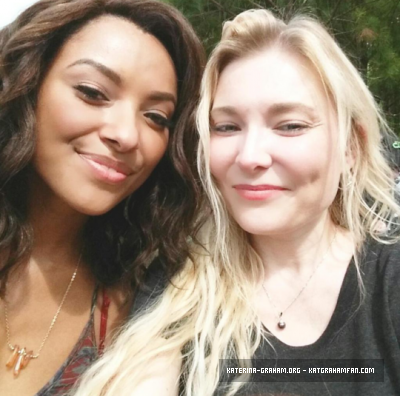 KGrahamFR_'s tweet photo. #PHOTOS Kat quittant sur le tournage de la saison 7 de Vampires Diaries rencontre ces fans #1 http://t.co/NDJ0NlcGQ5