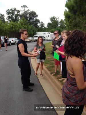 KGrahamFR_'s tweet photo. #PHOTOS Kat quittant sur le tournage de la saison 7 de Vampires Diaries rencontre ces fans #3 http://t.co/lVmEchpVuA