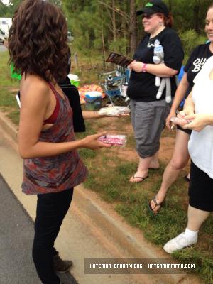 KGrahamFR_'s tweet photo. #PHOTOS Kat quittant sur le tournage de la saison 7 de Vampires Diaries rencontre ces fans #3 http://t.co/lVmEchpVuA