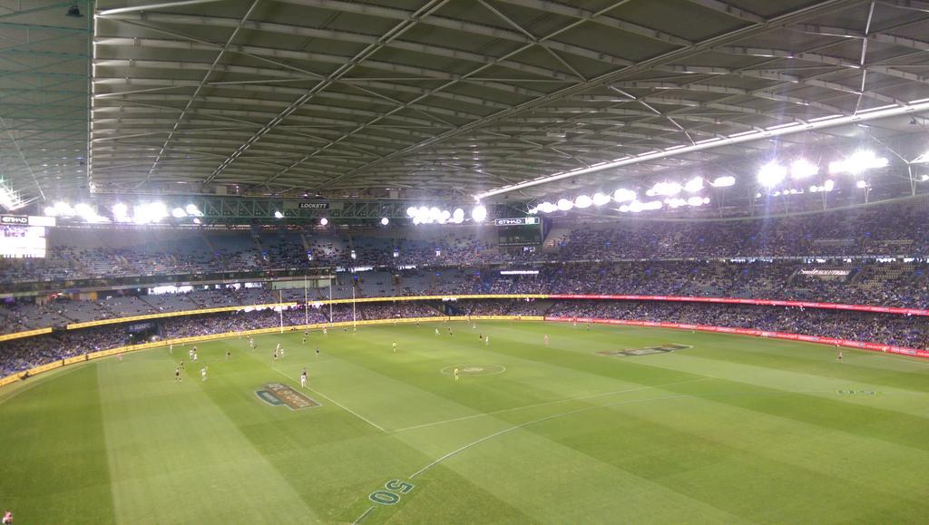 nachoscheese's tweet photo. Its such an amazing day today why have you closed the roof @EtihadStadiumAU? #aflnorthfreo http://t.co/qYv8zuT2er
