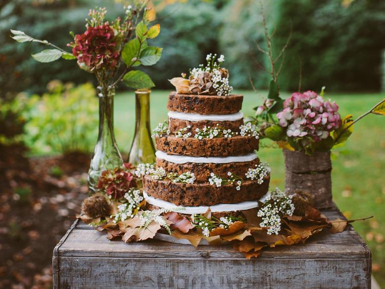 Wedding cake traditions we love from around the world! knot.ly/6010BHHIo