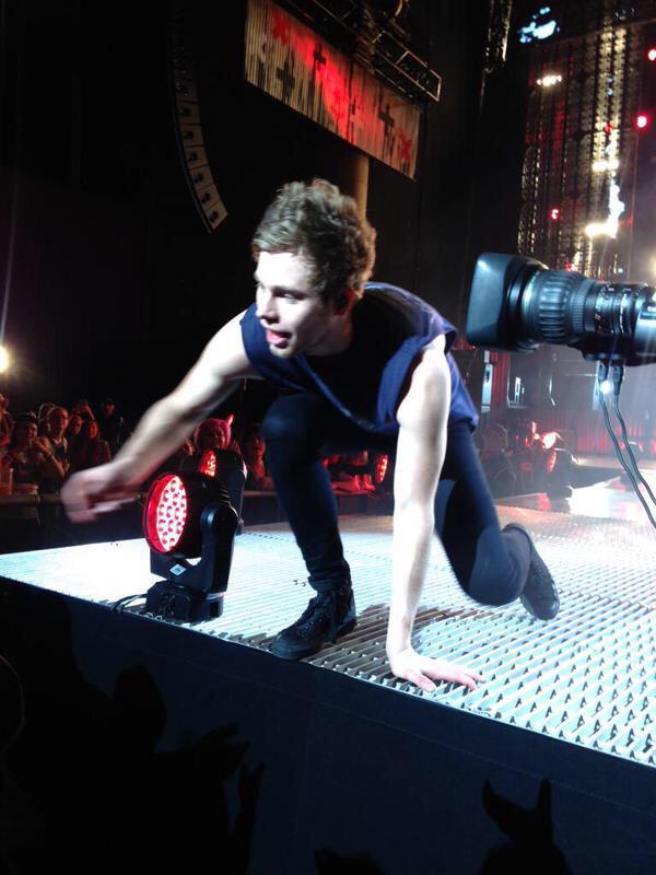 UpdatesInMedia's tweet photo. LUKE GIVING A FAN HIS GUITAR PICK TONIGHT #ROWYSOIndiana (📷:@harrycraves) #ShesKindaHotVMA http://t.co/hdxaMBXtvL