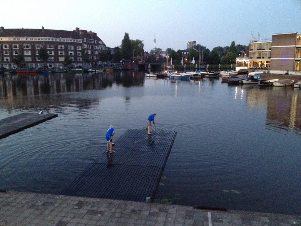 Het is 6.15u. Roeiers van <a href="/RZVDeAmstel/">R&ZV De Amstel</a> maken hun vlotten schoon voor het roeierssaluut aan <a href="/sailamsterdam/">SAIL 2025</a> vertrekt.