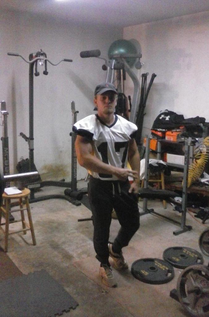 BlakeSmither's tweet photo. Finally back in a football jersey #vastorm #fitness #QB http://t.co/a0byNEVMkQ