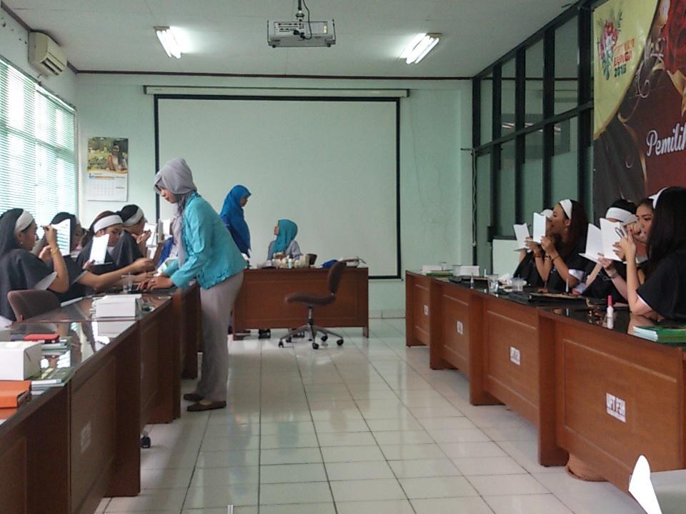 PutriBungaJKT's tweet photo. Ternyata ga cuman pandai dibidang pengetahuan tetapi finalis putri bunga jakarta 2015 juga pinter Bermake up loh !! http://t.co/7KDbcpJVkO