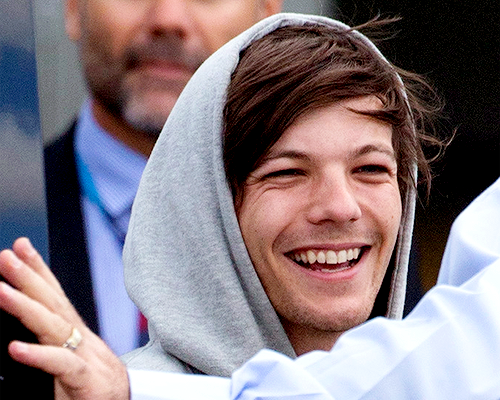 1DLarryRomance's tweet photo. Jamás olviden la felicidad de Louis después de viajar con Harry por más de 12 horas.
#MTVHottest One Direction ☺ http://t.co/yIJdqqU4M3