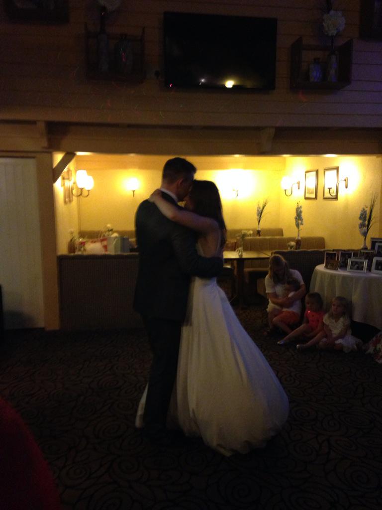 MelissaEC1's tweet photo. Hi @frankturner my sister and new bro-in-law had TWITTB as their first dance and it was beaut http://t.co/UeLiwKnvkE