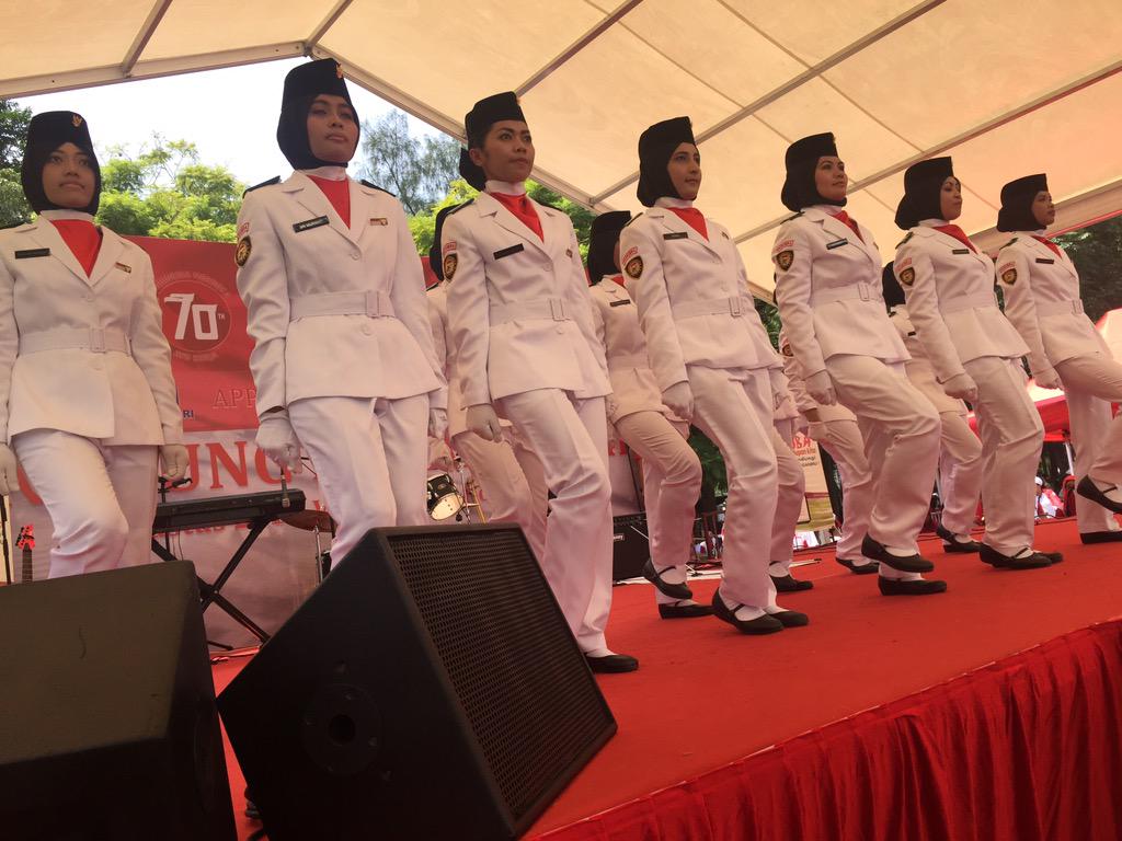 hanifdhakiri's tweet photo. Penampilan band dan paskibraka #BMIHongkong http://t.co/IkEuWOwYAq