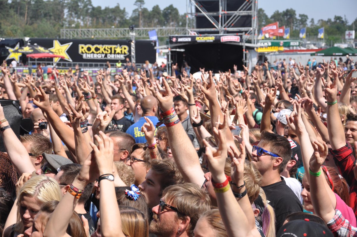 RocknHeim's tweet photo. #RNH2015 perfekte Crowd, perfekte Stimmung! @RocknHeim http://t.co/UwYBcElgDo