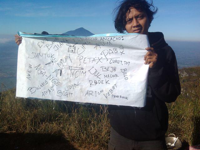 Salam dari ketinggian Gunung Guntur untuk anak kalipasir♥♥ <a href="/OfficialGelap_/">The Dark Knight</a>