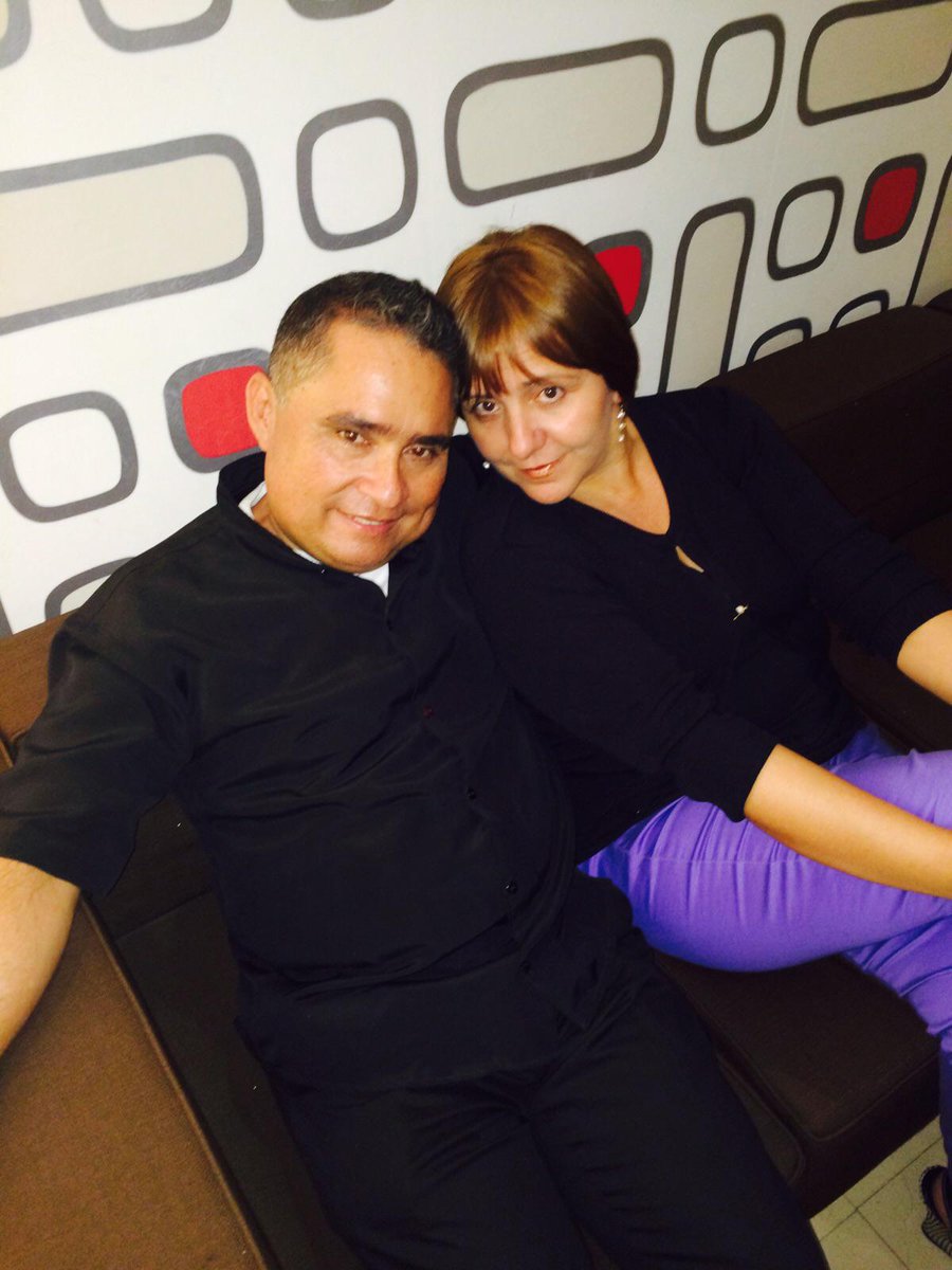 Pastorjesusj's tweet photo. Con mi amada.. http://t.co/gygfli6dwp