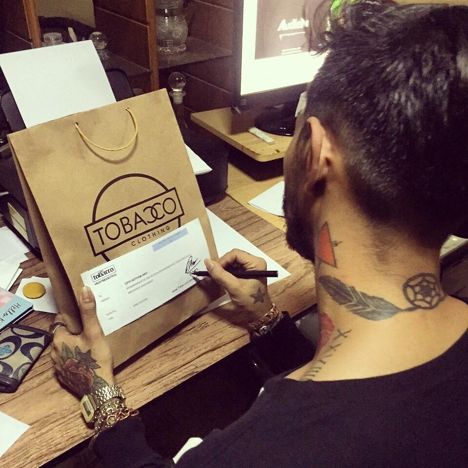 Stoner :)kalian bisa dapatkan tanda tangan Mr. @Onadioleonardo untuk pembelian via online :)yogs masih kita tunggu :)
