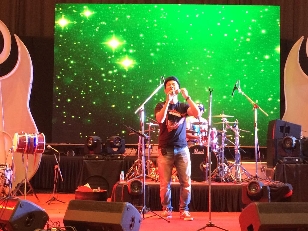 EPositiveEnt's tweet photo. @MeiyangChang #soundcheck #gig #rockstar #pune @EPositiveEnt http://t.co/Jy12MjpOtm