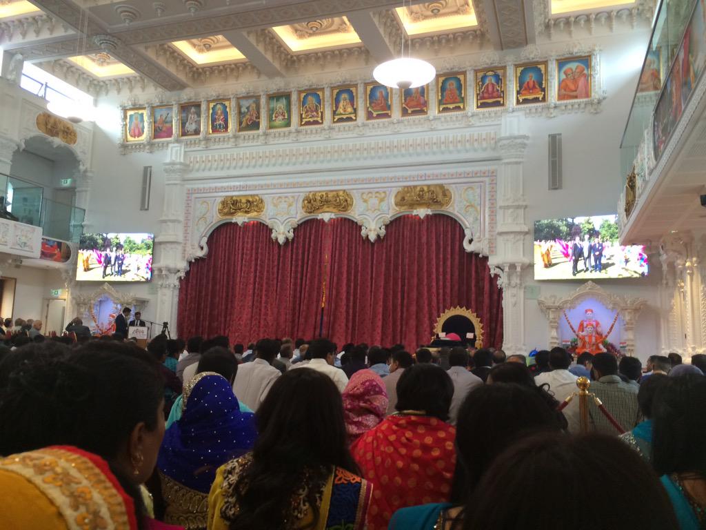 SonalH08's tweet photo. Waiting for #ankot darshan at #KingsburyMandir @2012_Disha @JazRabadia @NeelamP_88 @SGadiLondon http://t.co/fkDm5V31Ba