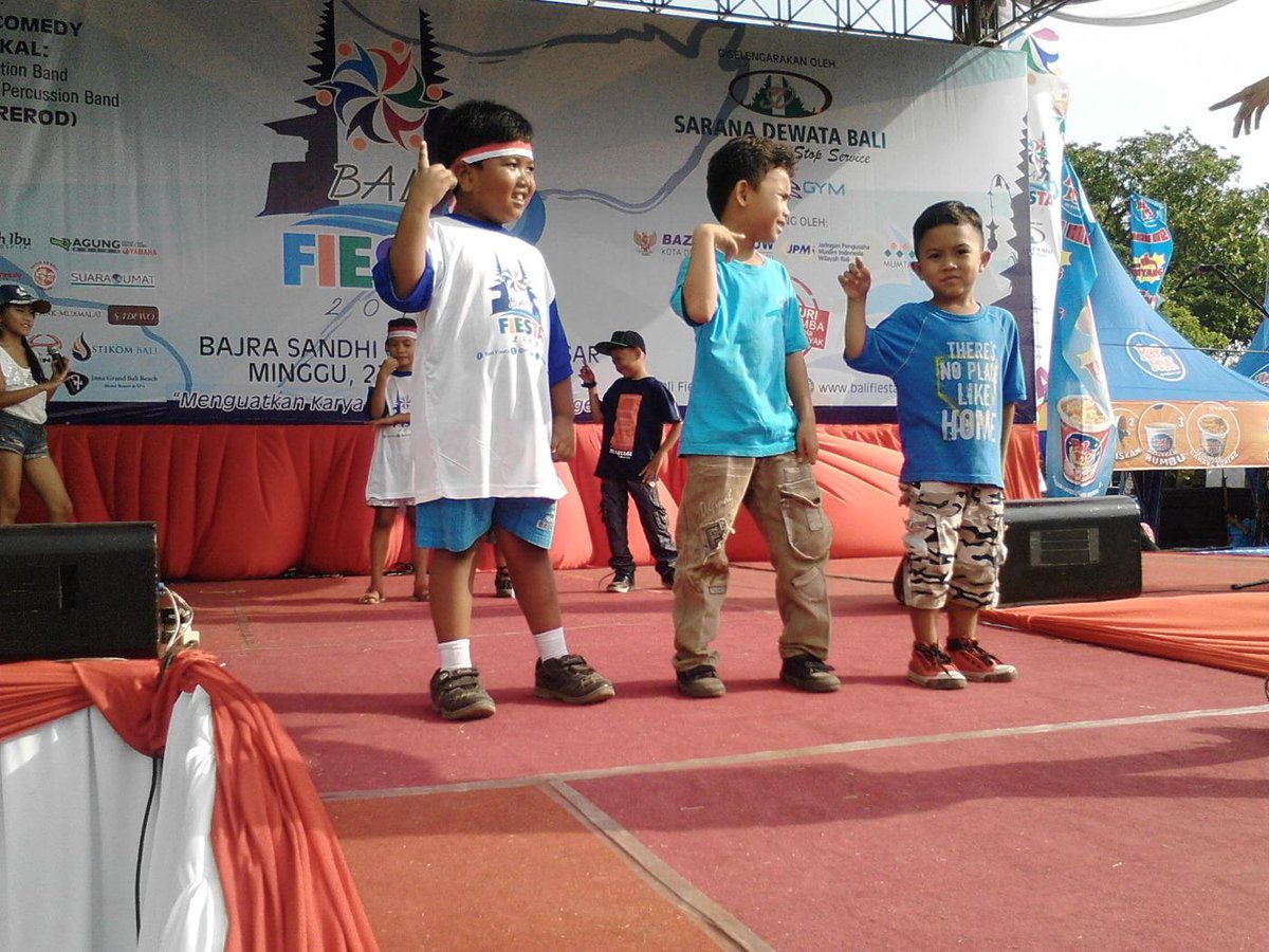 balifiesta's tweet photo. Bonus perform adek2 peserta #balifiesta2015 .. ihihihhiiii unyu unyu.. http://t.co/niXR33c6Q0