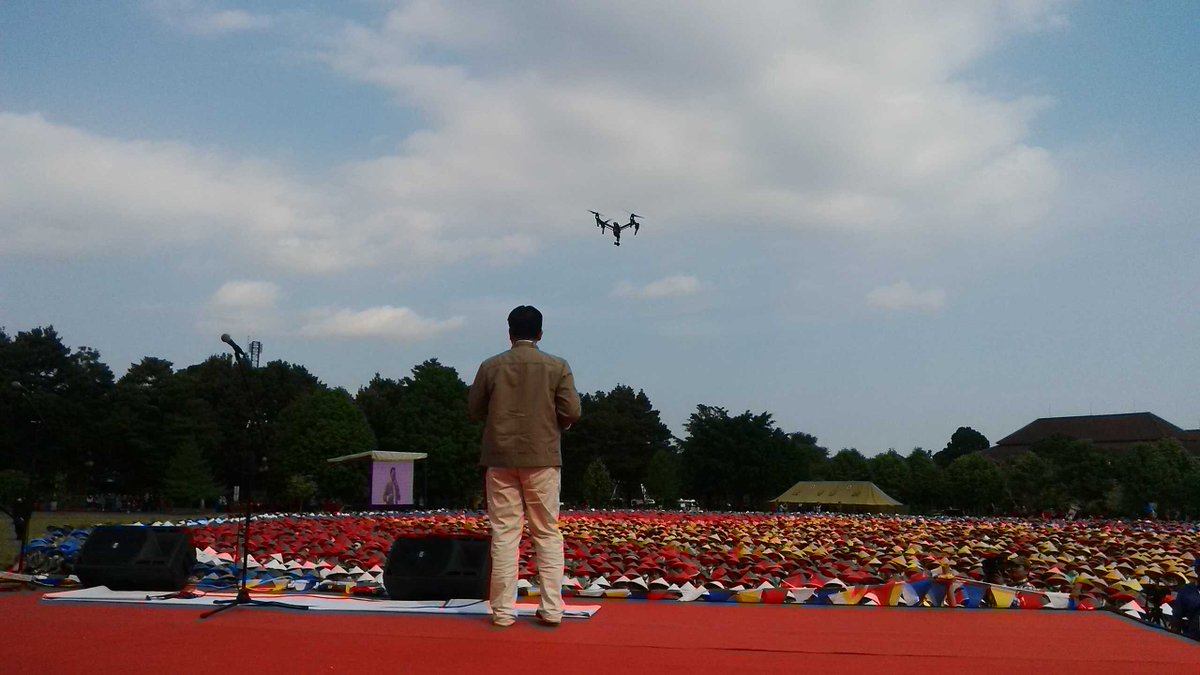 AgungBaskoro's tweet photo. orasi @hantayuda hari ini dihadapan 10 ribu mahasiswa baru UGM http://t.co/pvMQY2sR37