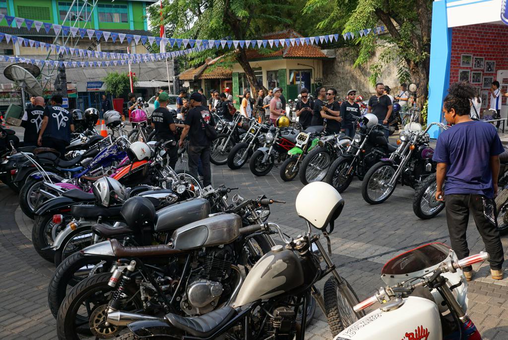 Acara <a href="/SekepalAspal/">Sekepal Aspal</a> #saime15 #sekepalaspal2015 sudah dimulai. Mari datang ke Waroeng Solo Kemang!