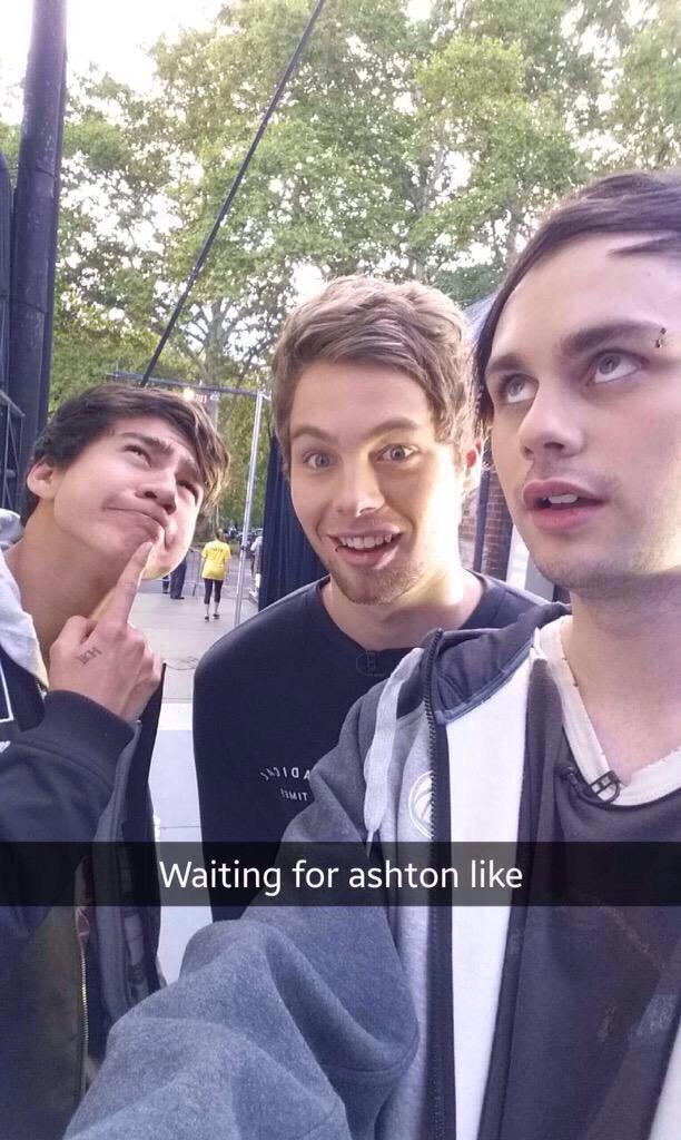 FiveSOSHelping's tweet photo. RT for snapchat 5sos #ShesKindaHotVMA http://t.co/S0qMPFoinm