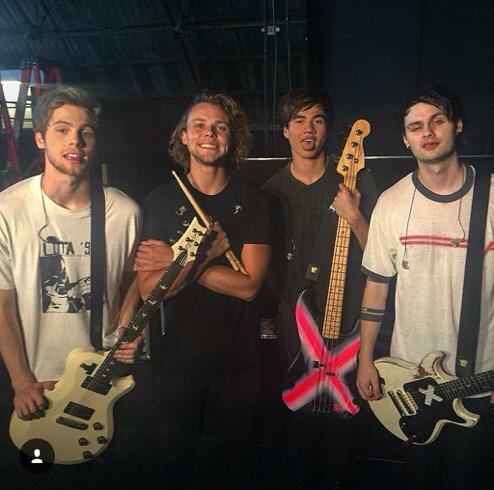 5SOSUpdatingWW_'s tweet image. RT if you love 5SOS #ShesKindaHotVMA