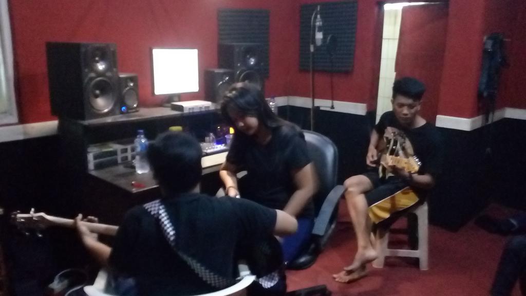 Mumpung mamang OP <a href="/Youlamlam/">Yulamlam</a> lagi keluar, ngintip <a href="/reuniteinspace/">IG_ReuniteInSpaceNew</a> yang mau featuring sama @langkahbaru3 dulu ah 😁