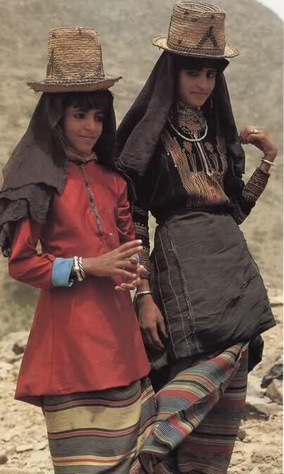 naifco's tweet photo. زي النساء في بعض مناطق جنوب المملكة في الماضي. http://t.co/LqdpLGFTdi