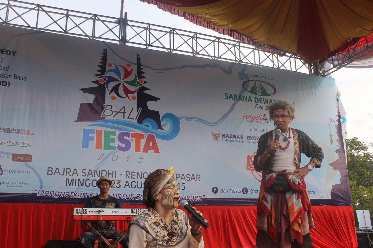 balifiesta's tweet photo. Sobat Bali, sore ini (live) Dadong Rerod, hiburan lucu dan edukatif... silahkan mampir yaa.. :) #Balifiesta2015 http://t.co/sbN7ul8i17