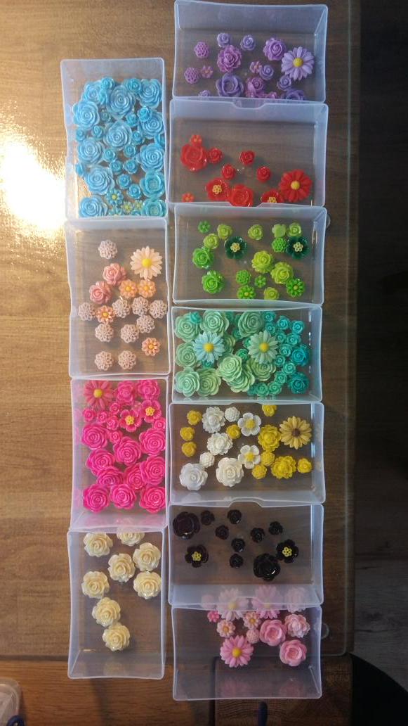 KittyKat_Crafts's tweet photo. New delivery of flowers - can't wait to use them in free projects I've been designing! Stay tuned! http://t.co/Wb1YtPEgTc
