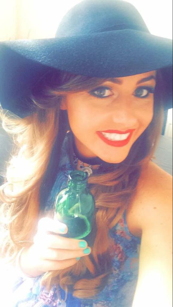 makeup_em's tweet image. Gorgeous girls xx #VFestival #VFestival2015 #makeup #MUA #Selfie have a fab day girls @amymc20 @hannahbx88x