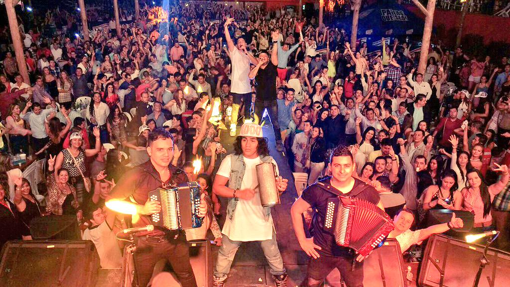 GrupoKvrass's tweet photo. 3.000 mil personas asistieron a #Clásicos&Antiguos #Fullll #SOLDOUT GRACIAS BUCARAMANGA http://t.co/ZyU8GoXYZW