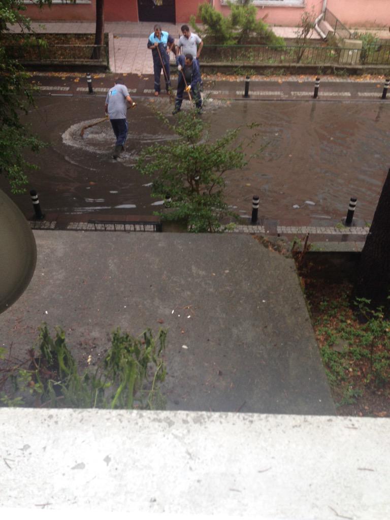 Belediye calisanlari ozverili ama alt yapi tarafinda mazgal eksigi bulunuyor, her yagmurda ayni sekilde <a href="/BesiktasBel/">Beşiktaş Belediyesi</a>