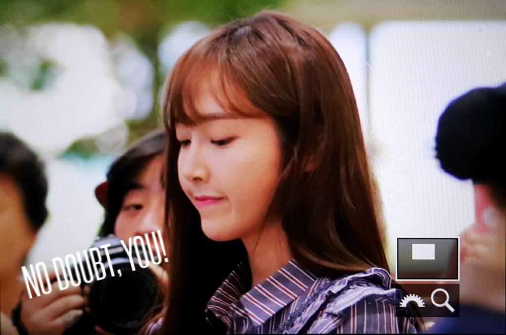 [PIC][23-08-2015]Jessica khởi hành đi Quảng Châu để tham dự sự kiện của "Yes! Coach" vào chiều nay CNFda5FVEAE4KQ1