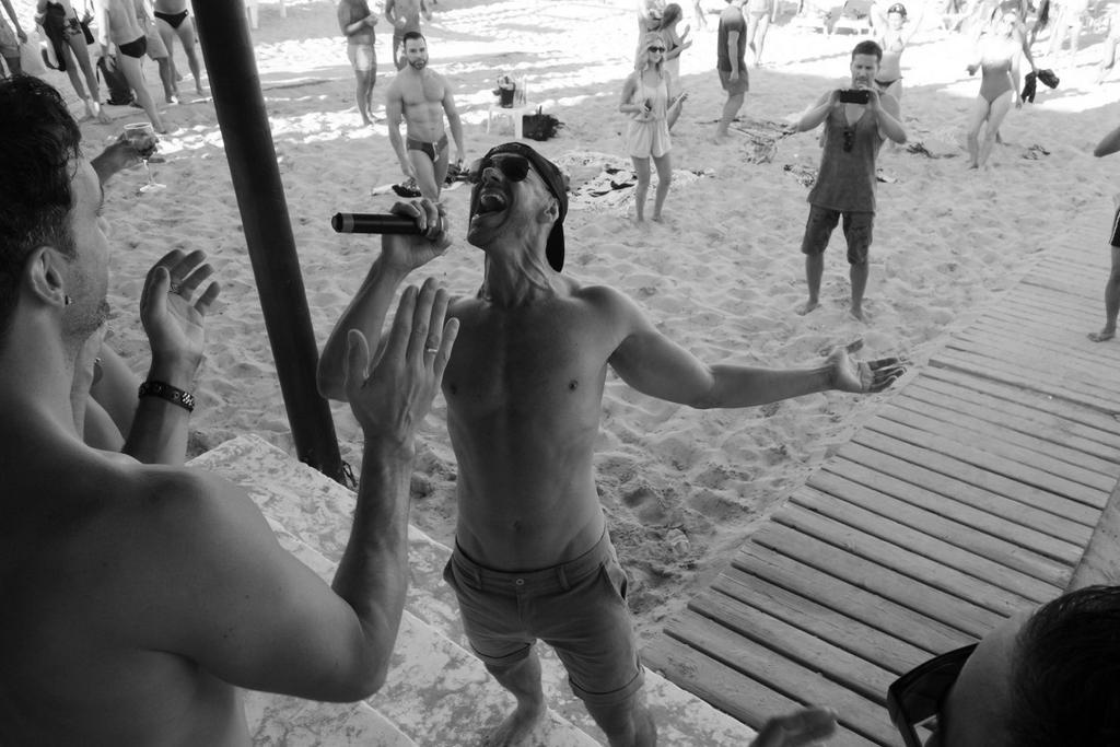 GertjanHolleman's tweet photo. Today Sunday 23-8 @chiringay #ibiza BEACH HOUSE SESSIONS with @claradacosta @Peytonsmusic #violin #DylanNaylor http://t.co/obJ0Aw2OXW