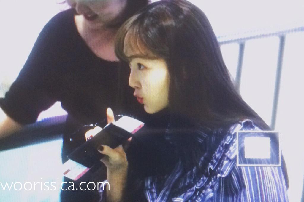 [PIC][23-08-2015]Jessica khởi hành đi Quảng Châu để tham dự sự kiện của "Yes! Coach" vào chiều nay CNFdv-wUsAAAvHd