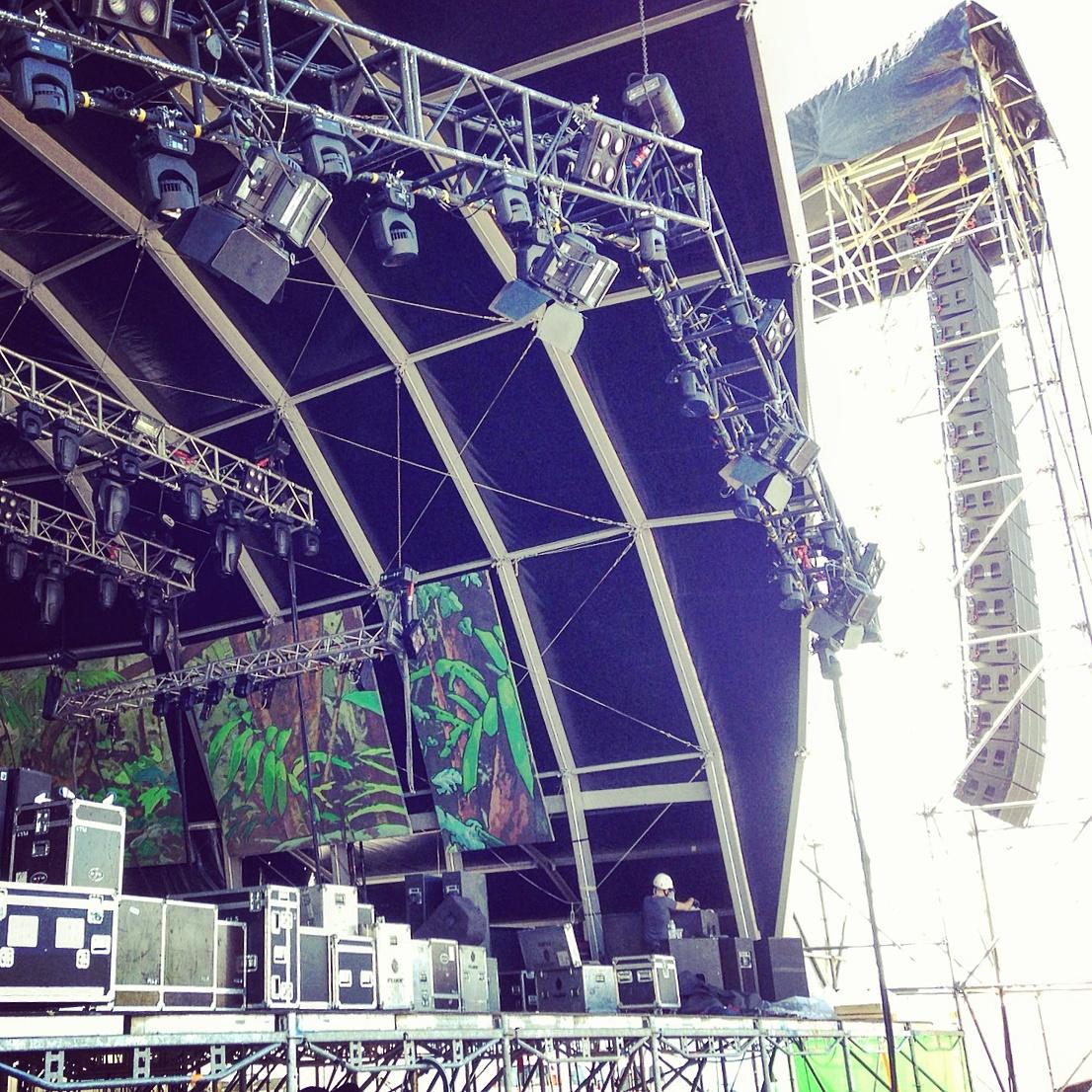 Zion_Std's tweet photo. Cubriendo el desmontaje del @sunsplash_es con el #reggae aún latiendo! #prevención #riesgoslaborales #PRL #rototom http://t.co/OzRc4POWtj
