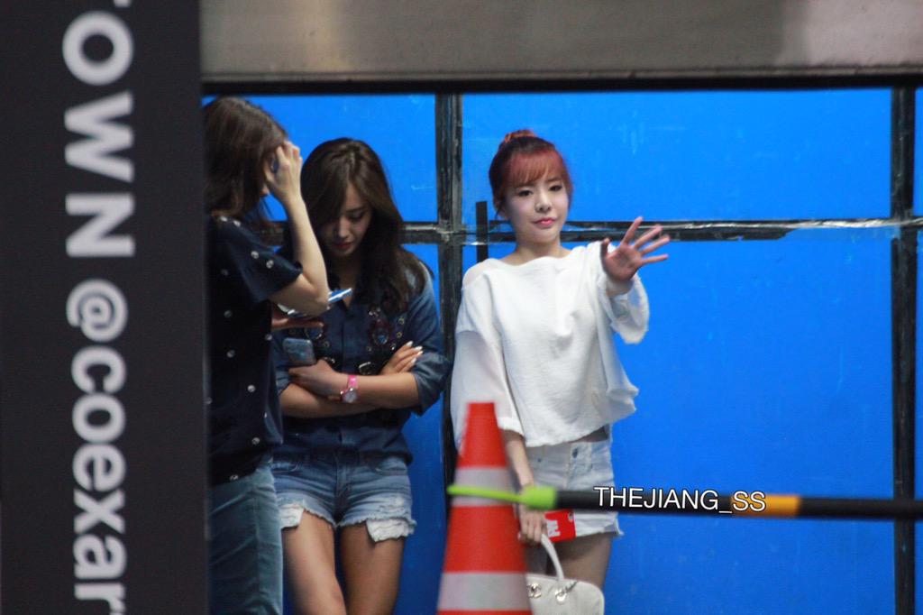[PIC][23-08-2015]Tiffany - HyoYeon - Yuri và Sunny xuất hiện tại SMCOEX để ghi hình cho chương trình “Better Late Than Never” vào tối nay CNFeotrVEAE6Aek