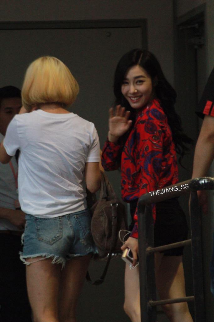 [PIC][23-08-2015]Tiffany - HyoYeon - Yuri và Sunny xuất hiện tại SMCOEX để ghi hình cho chương trình “Better Late Than Never” vào tối nay CNFfSqtVAAECBvH