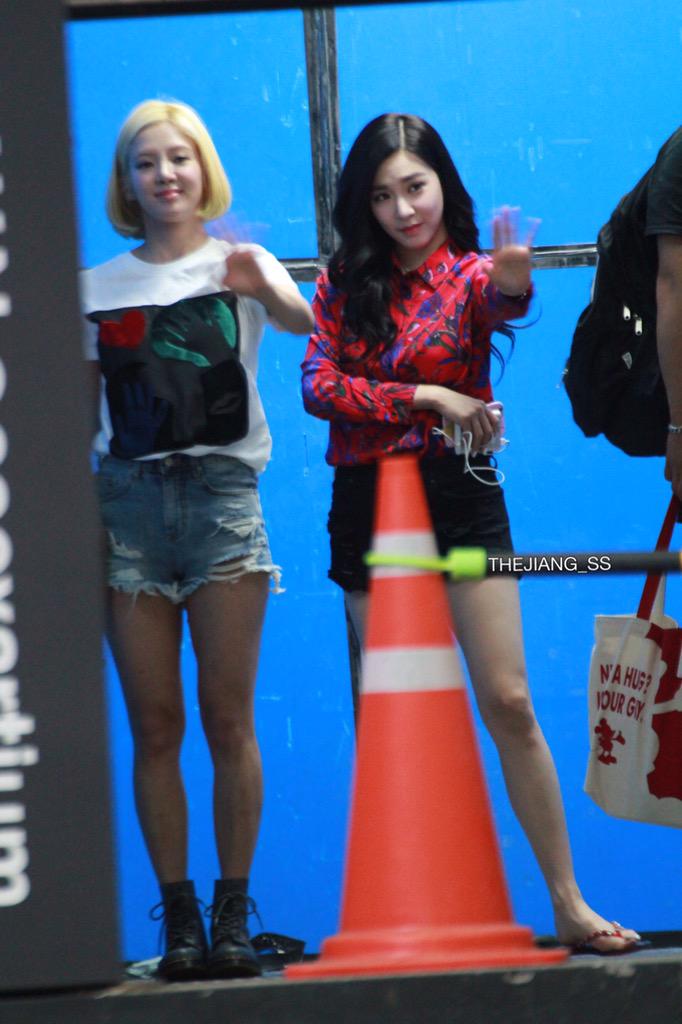 [PIC][23-08-2015]Tiffany - HyoYeon - Yuri và Sunny xuất hiện tại SMCOEX để ghi hình cho chương trình “Better Late Than Never” vào tối nay CNFfSrzUkAABVDz