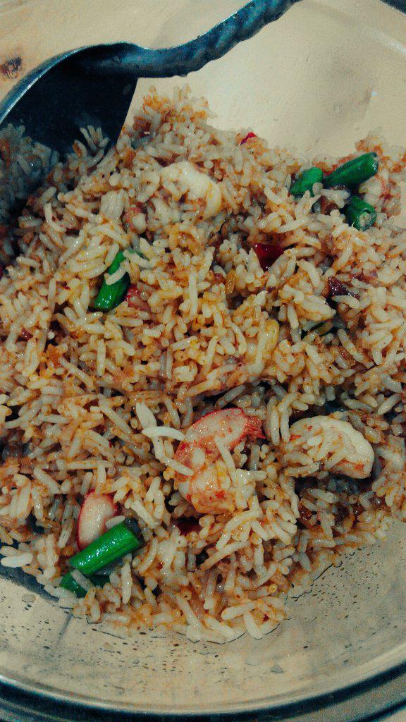 jaqfarkhairi's tweet photo. Today in #hotguyswhocook. Nasi goreng tomyam ππππ http://t.co/s2ykbbatZT